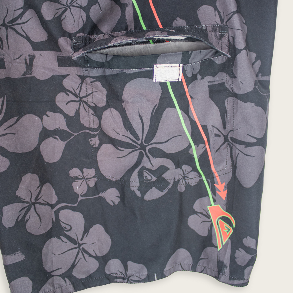 00's QUIKSILVER BOARD SHORTS - 38”