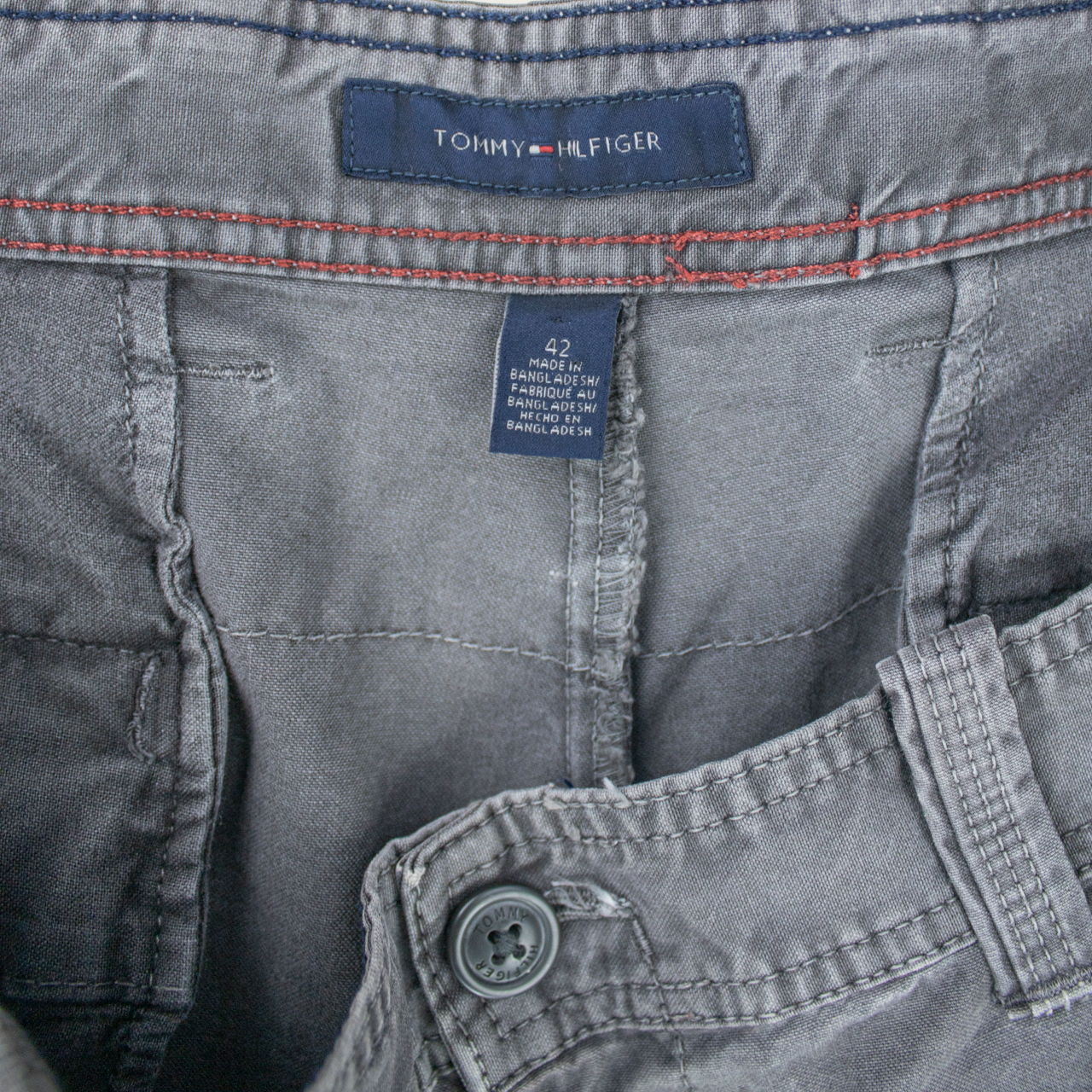 VINTAGE TOMMY HILFIGER CARGO SHORTS - 42"