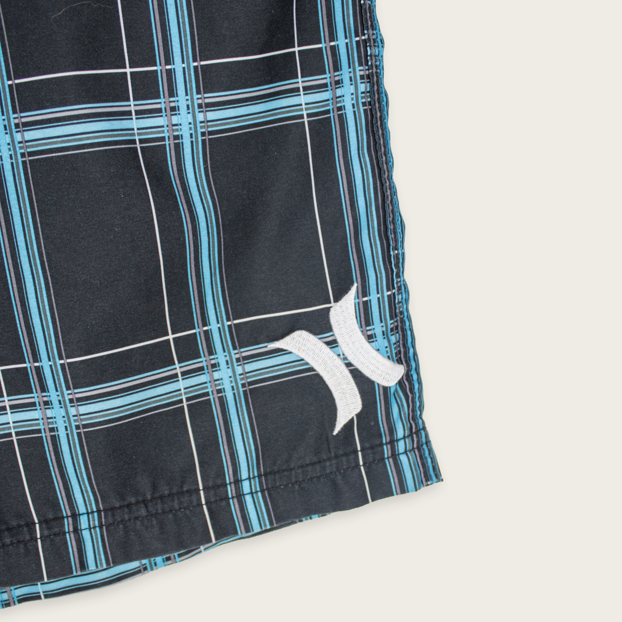 VINTAGE HURLEY BOARD SHORTS - 34"