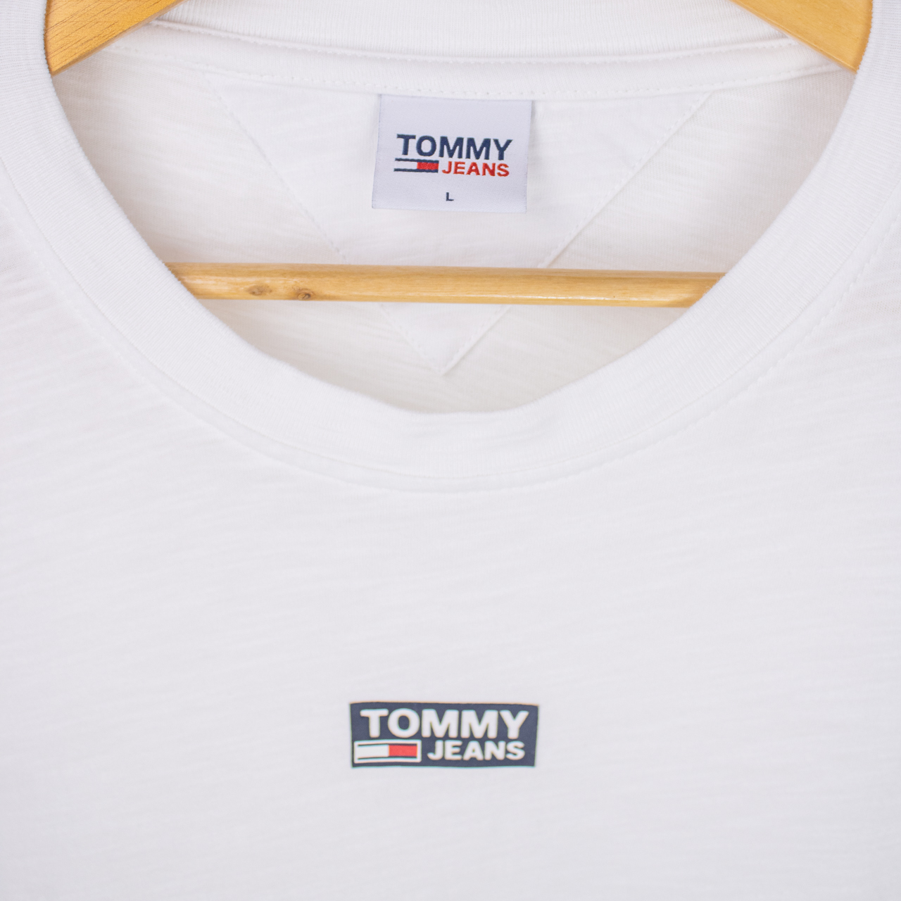 TOMMY HILFIGER T-SHIRT - L