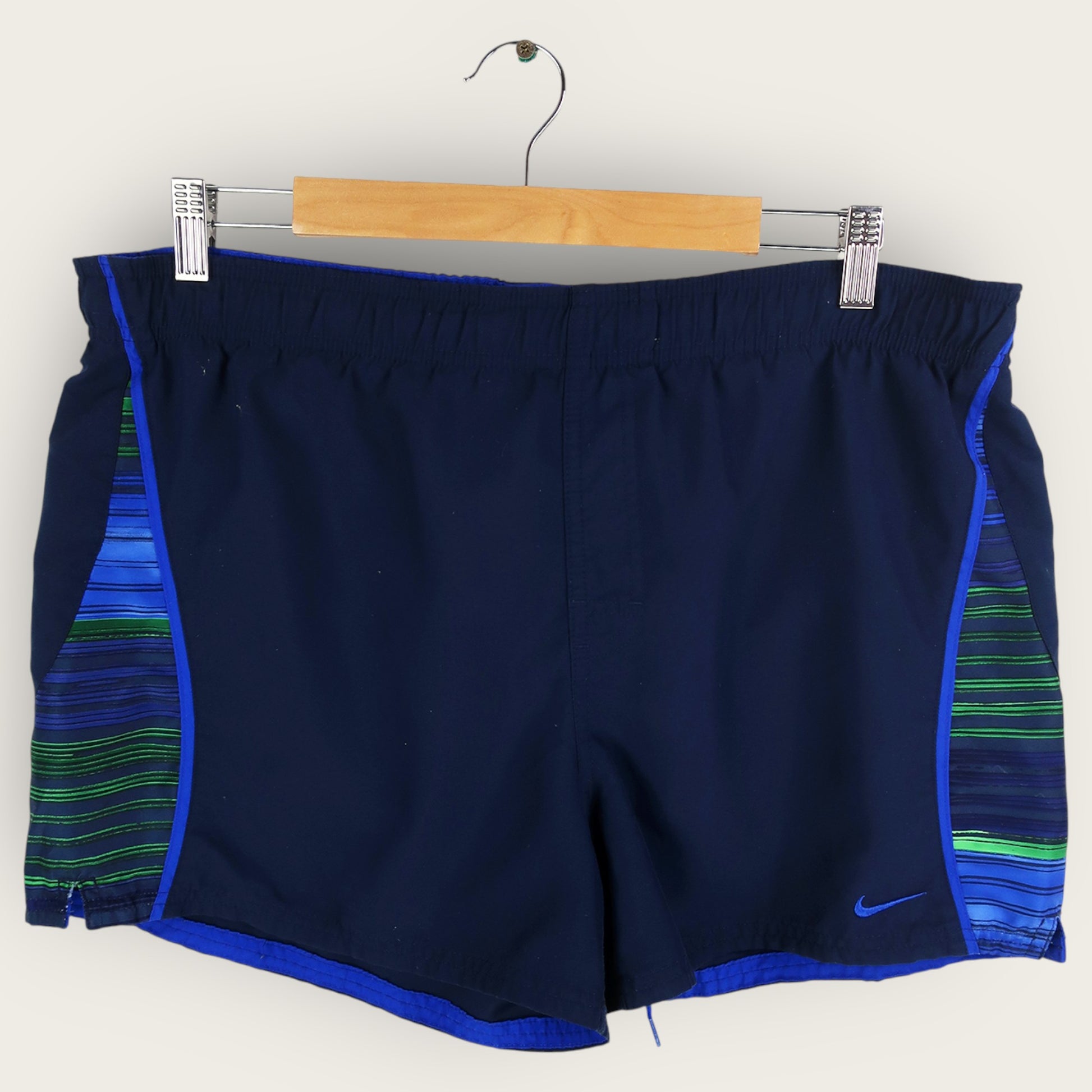 VINTAGE NIKE SHORTS - L
