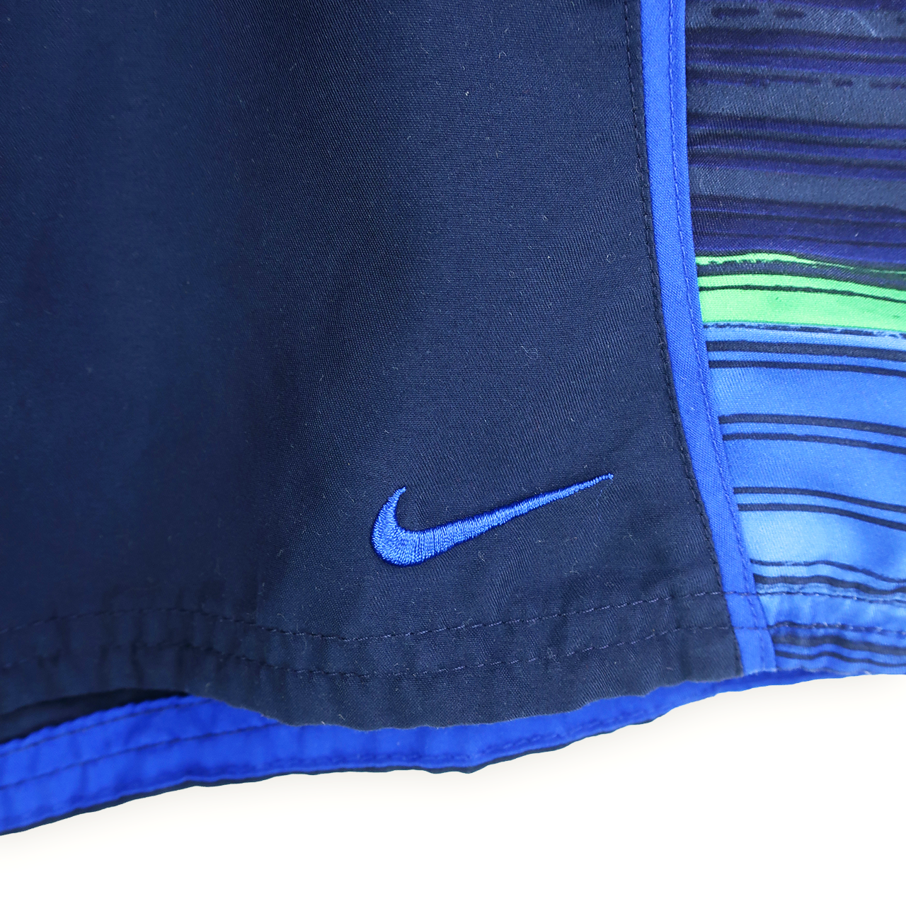 VINTAGE NIKE SHORTS - L