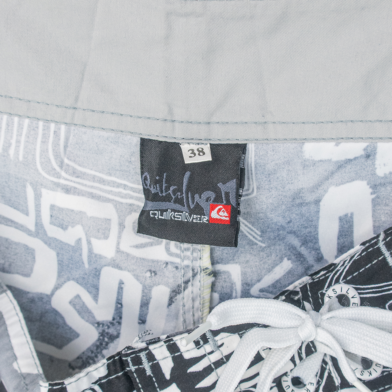 00's QUIKSILVER BOARD SHORTS - 38"