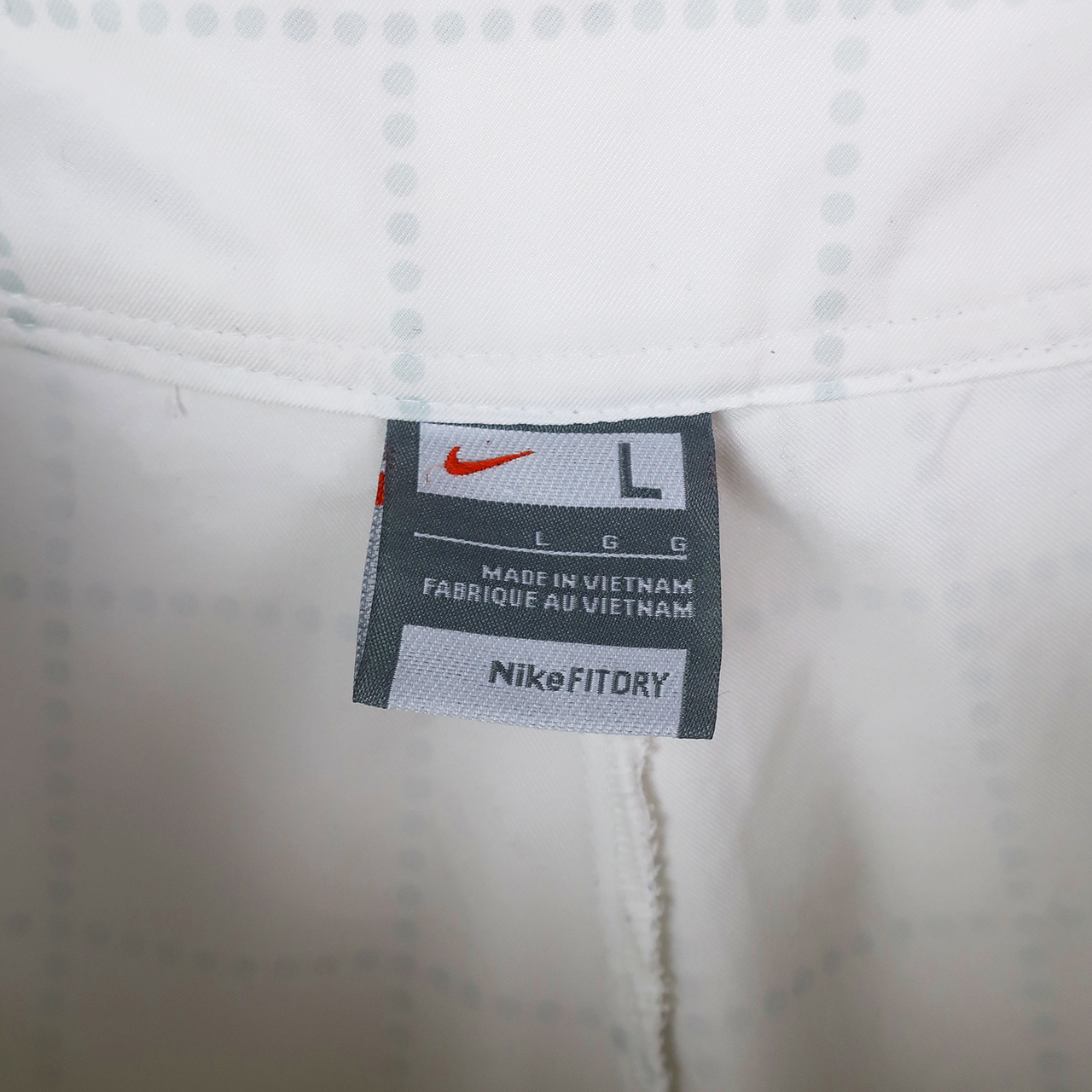 VINTAGE NIKE SHORTS - L